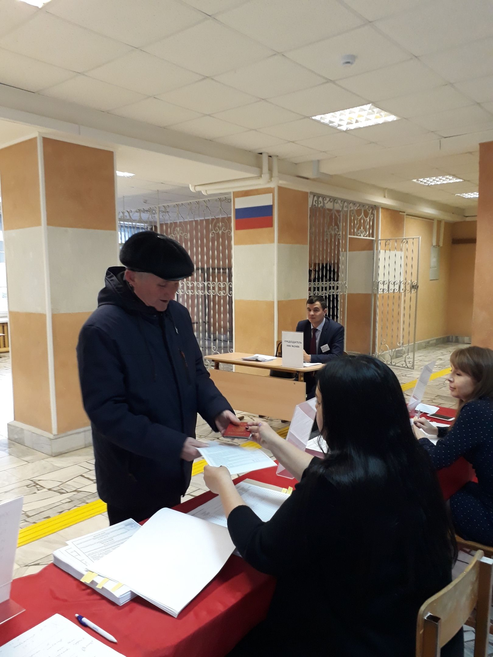 Район башкарма комитеты җитәкчесе Марат Ишниязов Сабаның 24-86нчы сайлау участогында тавыш бирде