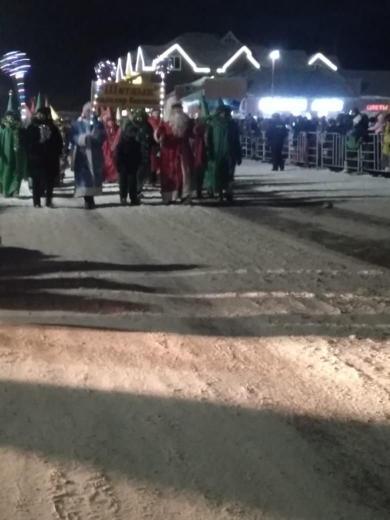 Әлеге минутта Саба үзәгендә Кыш Бабайлар парады бара