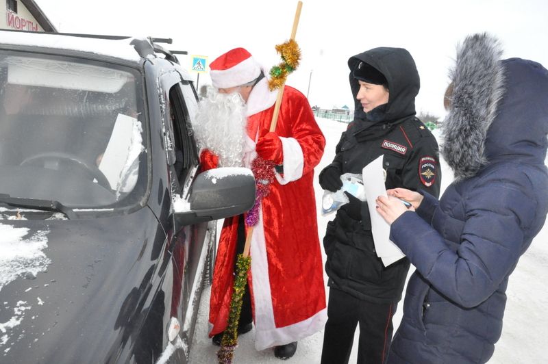 Машина  йөртүчеләр “незамерзайка”лы, балалар   күчтәнәчле булды