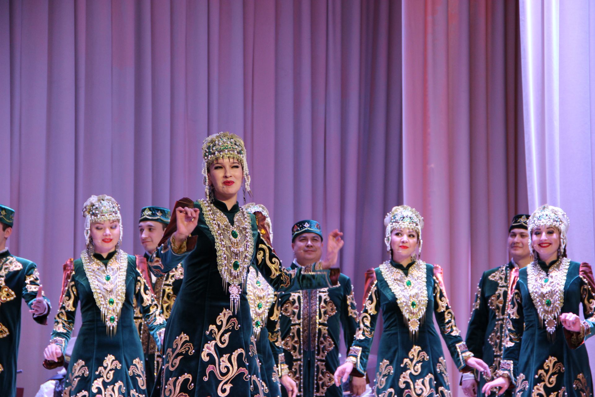 Район мәдәният йортында Татар дәүләт җыр һәм бию ансамбленең бай эчтәлекле концерты узды