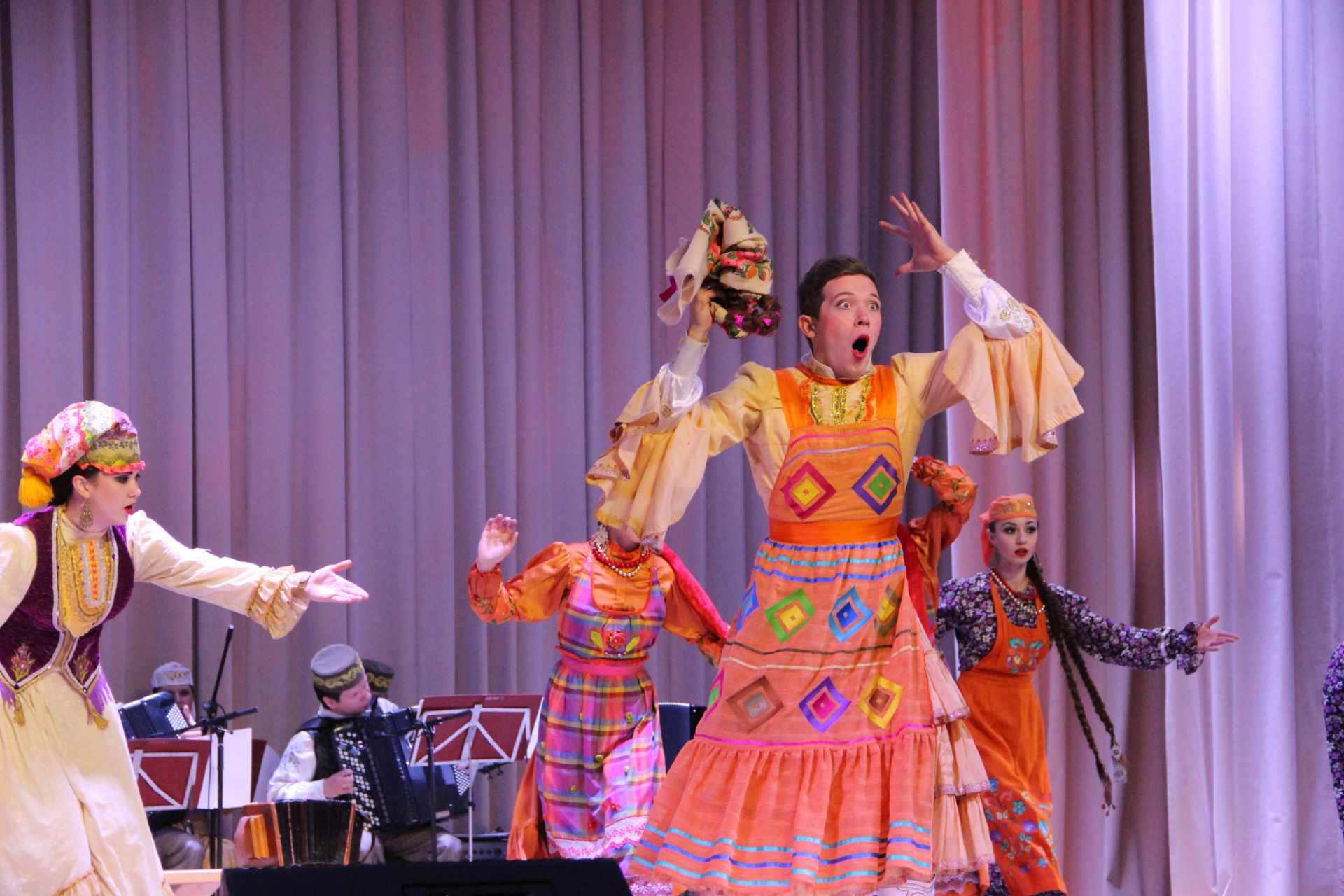Район мәдәният йортында Татар дәүләт җыр һәм бию ансамбленең бай эчтәлекле концерты узды