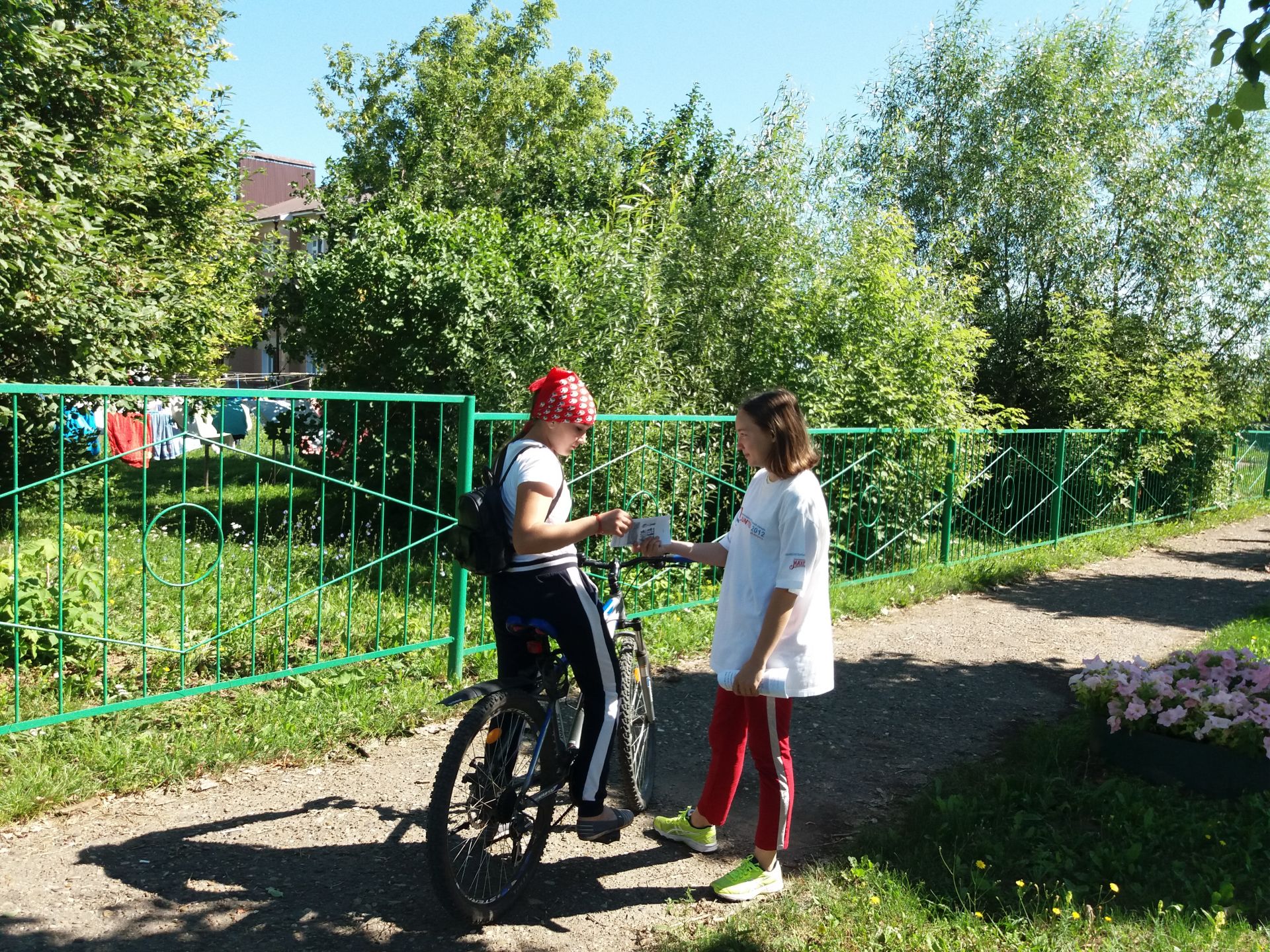 Сабада Халыкара дуслар көне уңаеннан балаларга буклетлар тараттылар