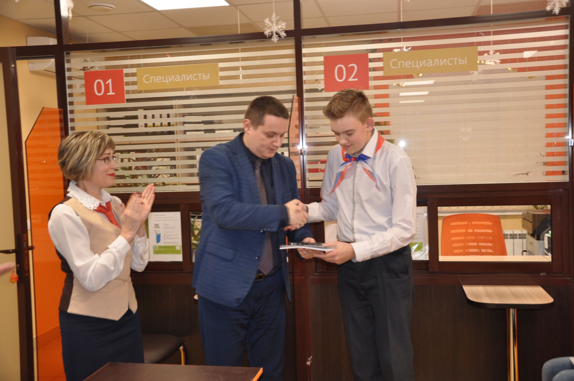 Россия Федерациясе Конституциясе көне уңаеннан 14 яшькә җиткән гражданнарга паспортлар тапшырылды