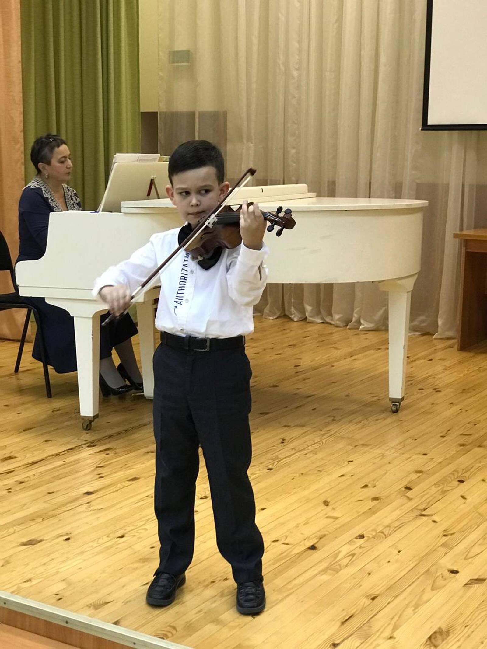 Саба балалар сәнгать мәктәбендә скрипка сыйныфы укучыларының зачеты концерт формасында узды