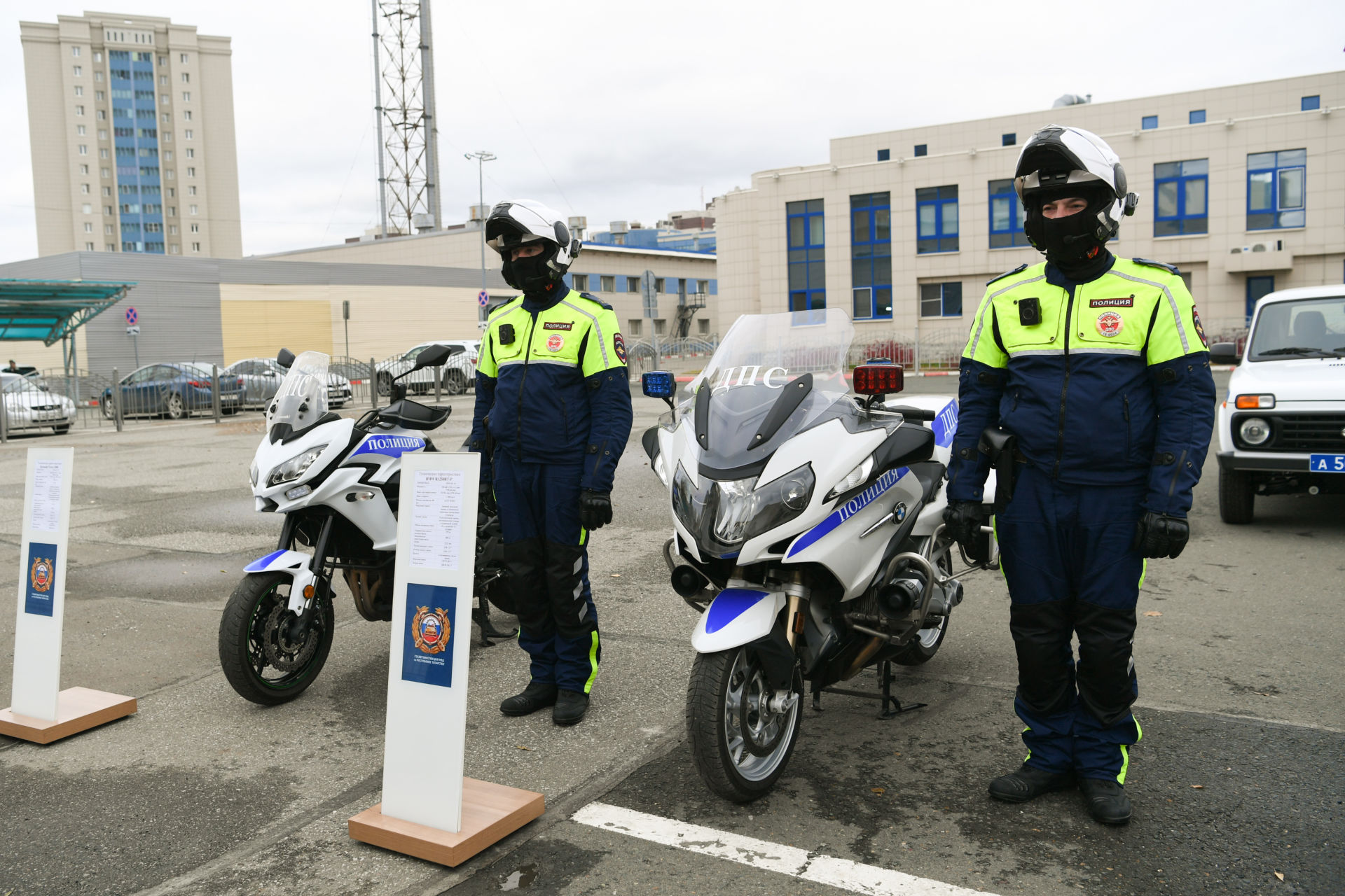 Татарстан Президенты полиция хезмәткәрләренә яңа автомобиль ачкычлары тапшырды