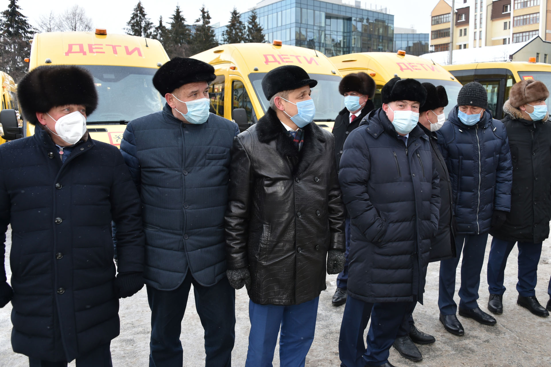 Рөстәм Миңнеханов республика муниципаль районнарына мәктәп автобусларыннан символик ачкыч тапшырды