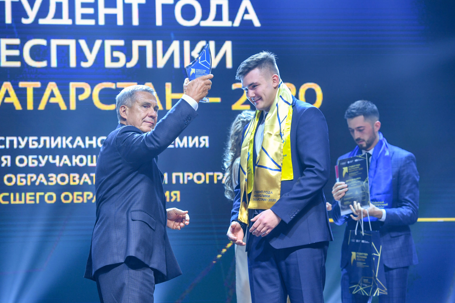 Татарстан Президенты «Ел студенты-2020» җиңүчеләрен бүләкләде