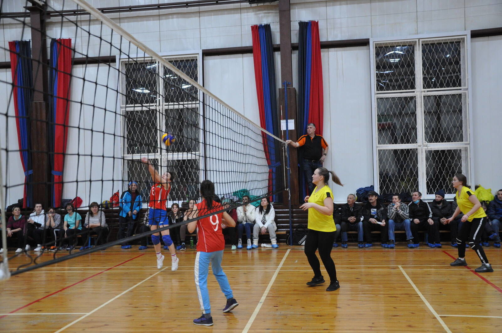 Хатын-кызлар командалары арасында волейбол буенча чемпионаты