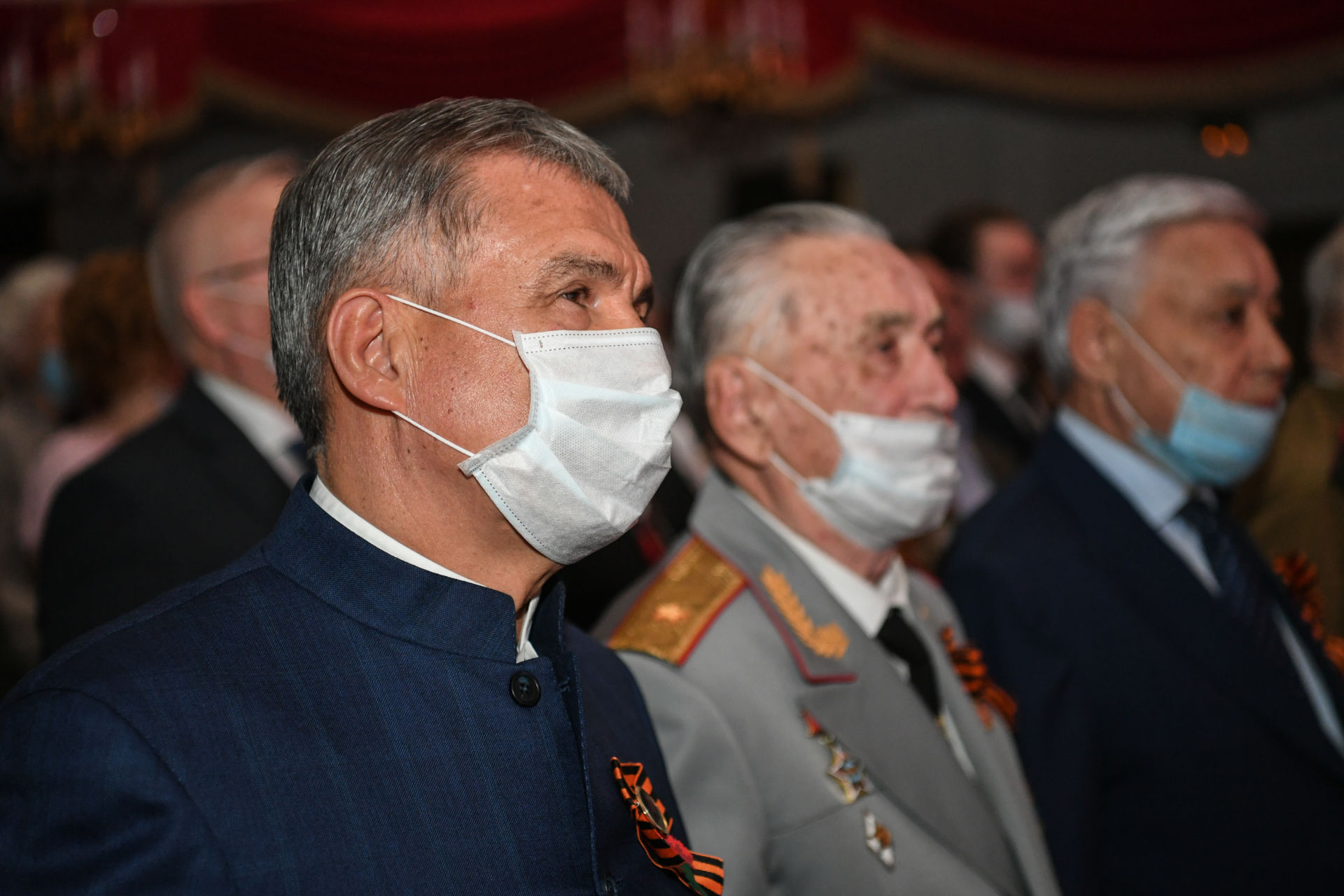 Рөстәм Миңнеханов Бөек Ватан сугышы геройларының туганнарына дәүләт бүләкләре тапшырды