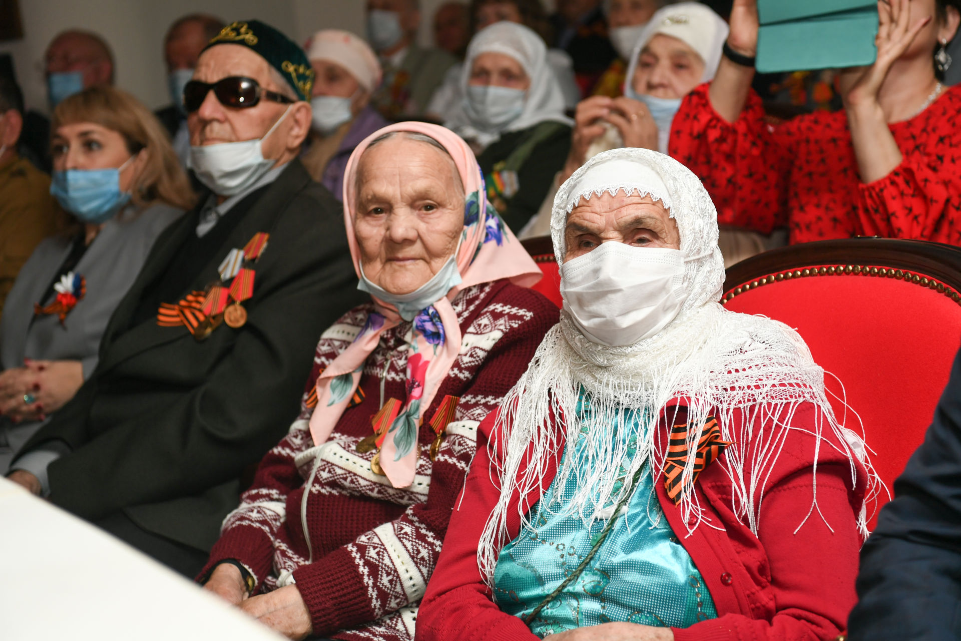 Рөстәм Миңнеханов Бөек Ватан сугышы геройларының туганнарына дәүләт бүләкләре тапшырды