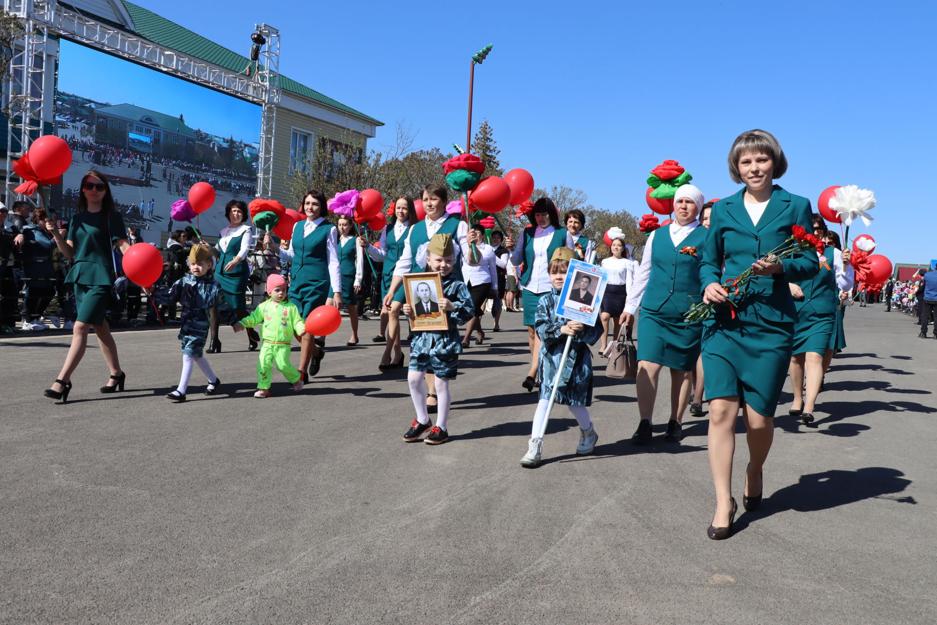 Байлар Сабасында Бөек Җиңүнең 77 еллыгына багышланган бәйрәм парады узды [фоторепортаж]