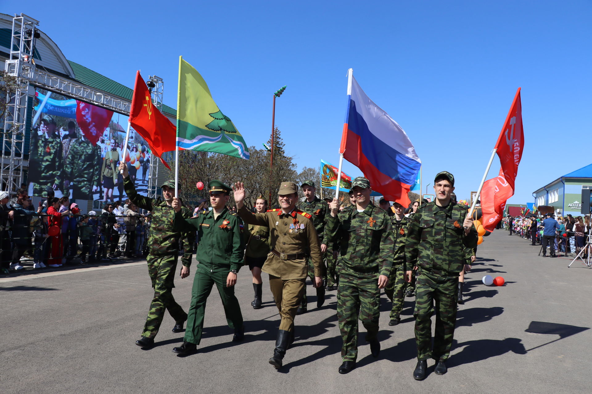 Байлар Сабасында Бөек Җиңүнең 77 еллыгына багышланган бәйрәм парады узды [фоторепортаж]