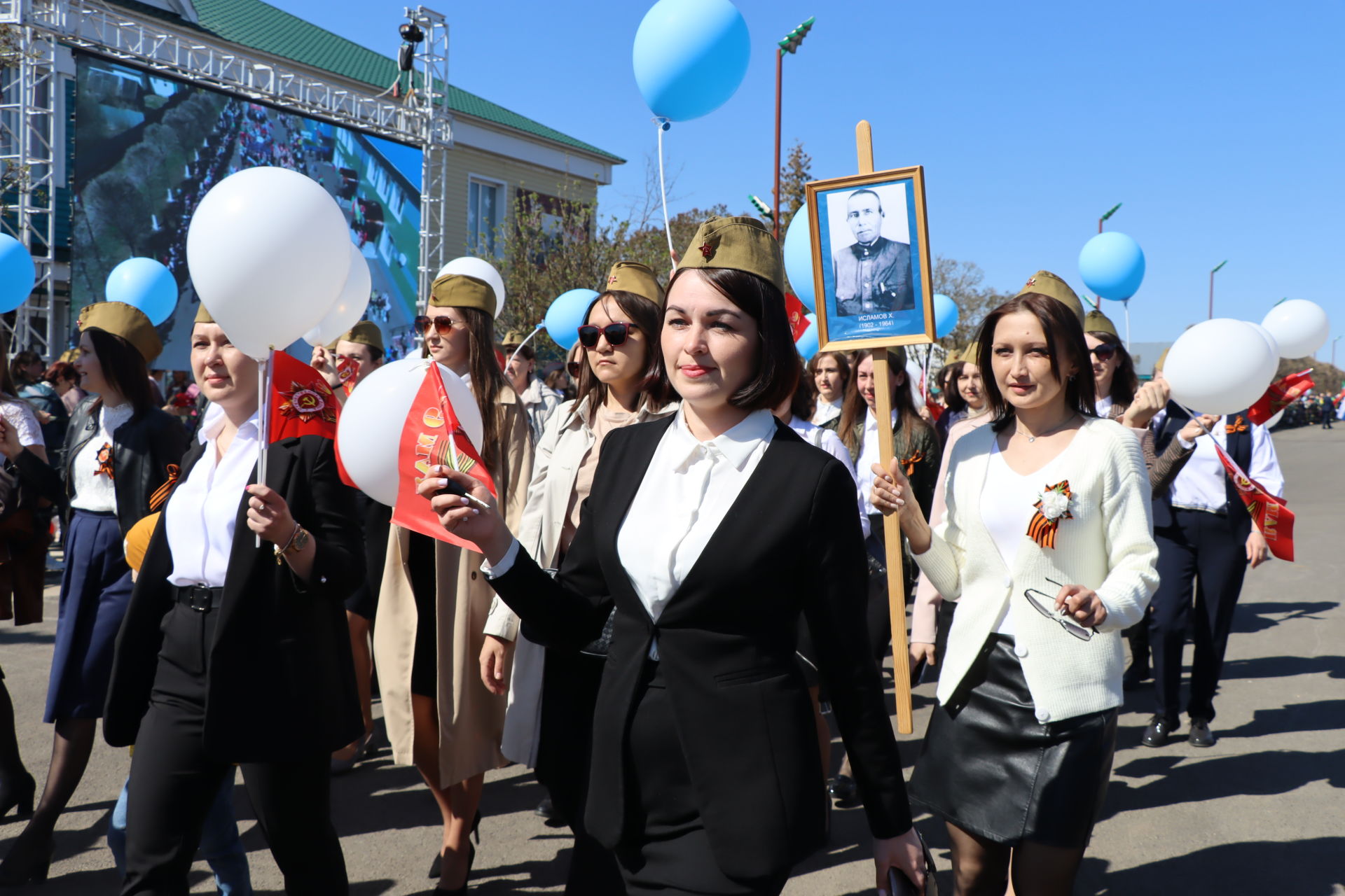 Байлар Сабасында Бөек Җиңүнең 77 еллыгына багышланган бәйрәм парады узды [фоторепортаж]