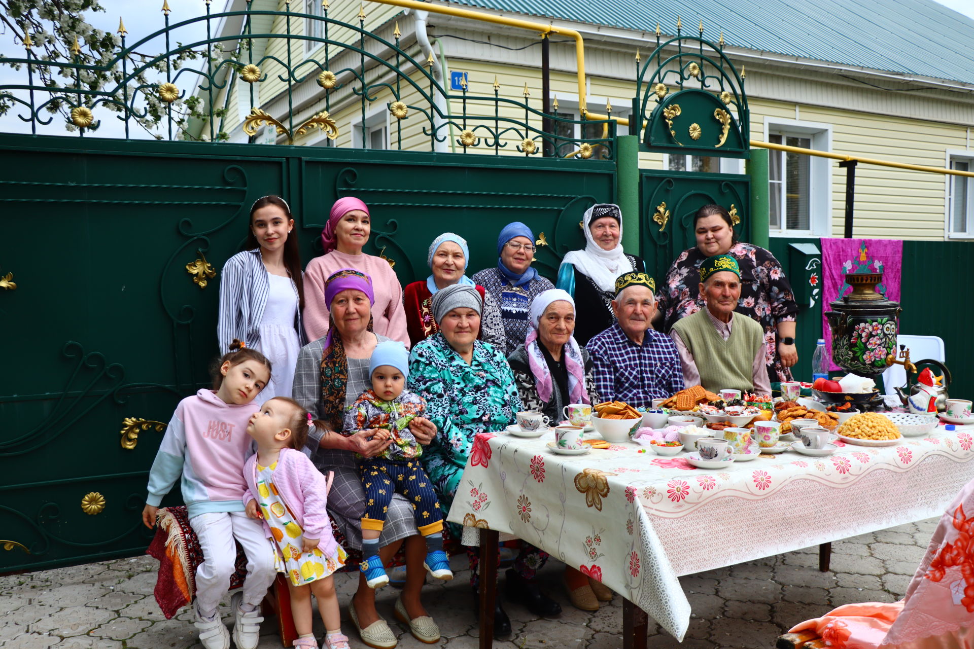 Кемдә яулык, кемдә сөлге - Саба гимназиясе коллективы Cабантуйга бүләк җыйды [фоторепортаж]