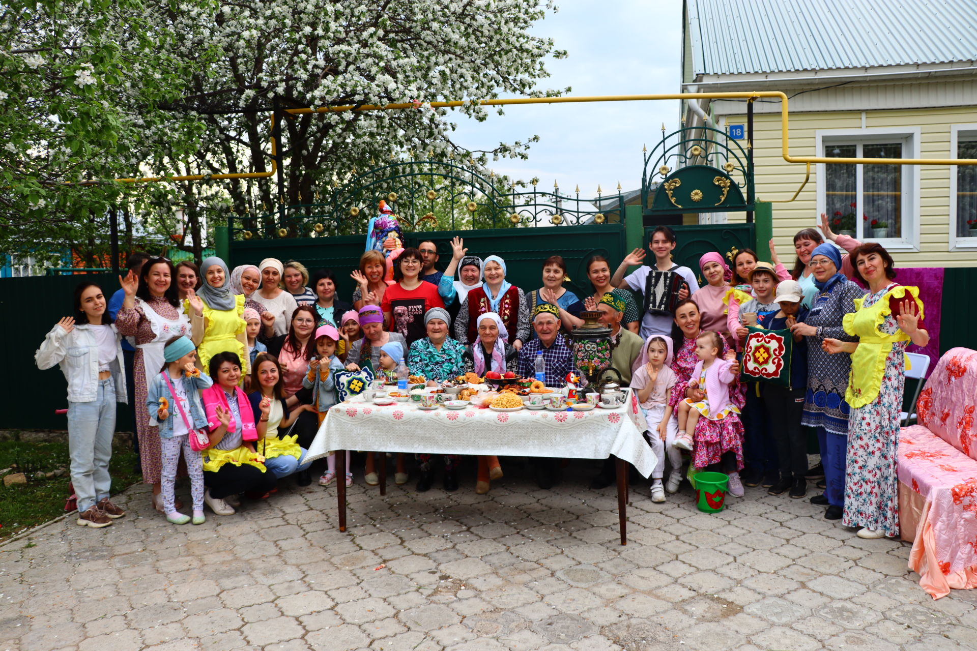 Кемдә яулык, кемдә сөлге - Саба гимназиясе коллективы Cабантуйга бүләк җыйды [фоторепортаж]