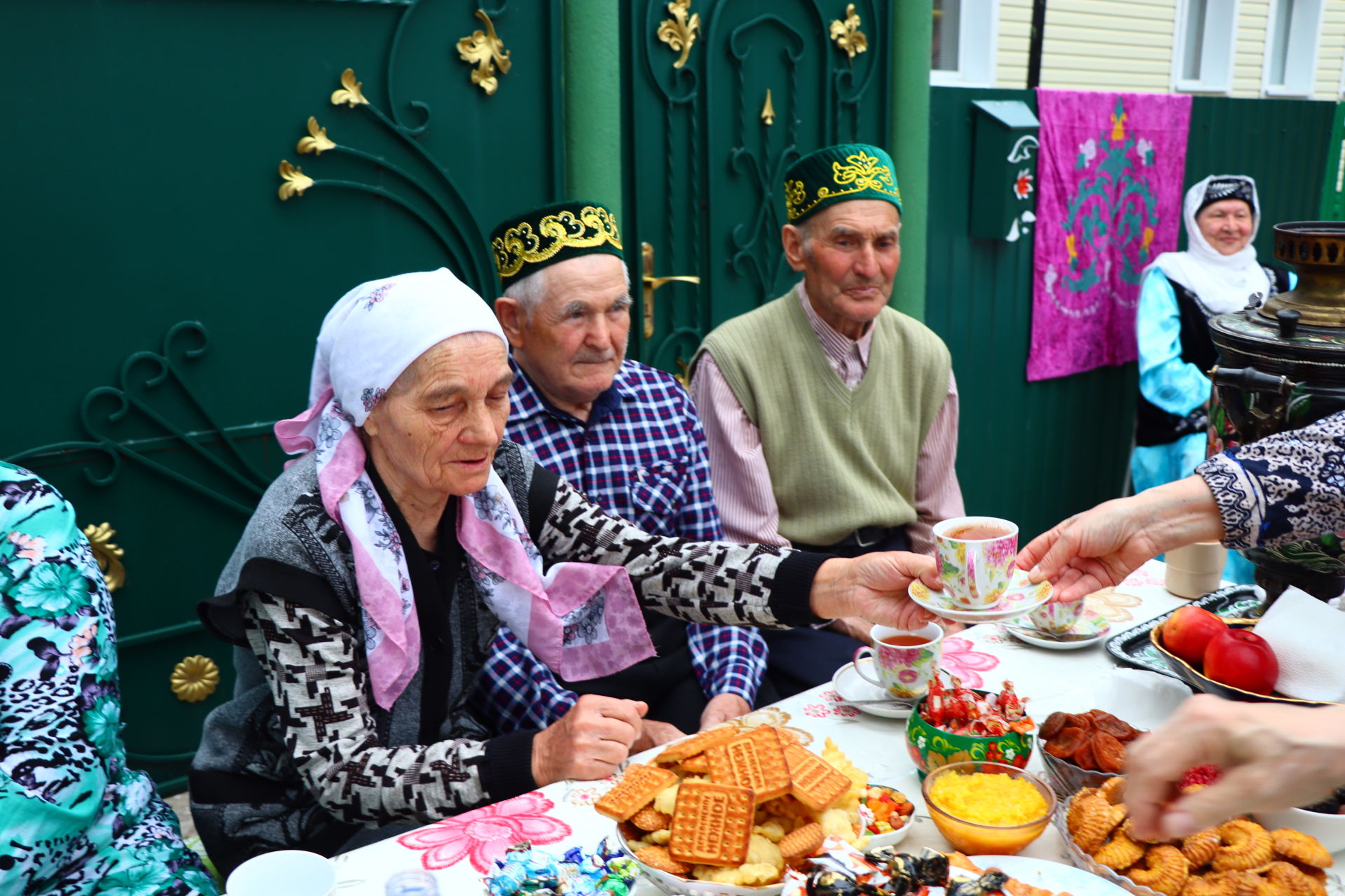 Кемдә яулык, кемдә сөлге - Саба гимназиясе коллективы Cабантуйга бүләк җыйды [фоторепортаж]