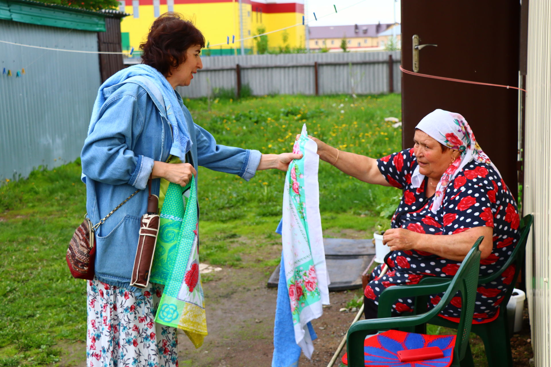 Кемдә яулык, кемдә сөлге - Саба гимназиясе коллективы Cабантуйга бүләк җыйды [фоторепортаж]