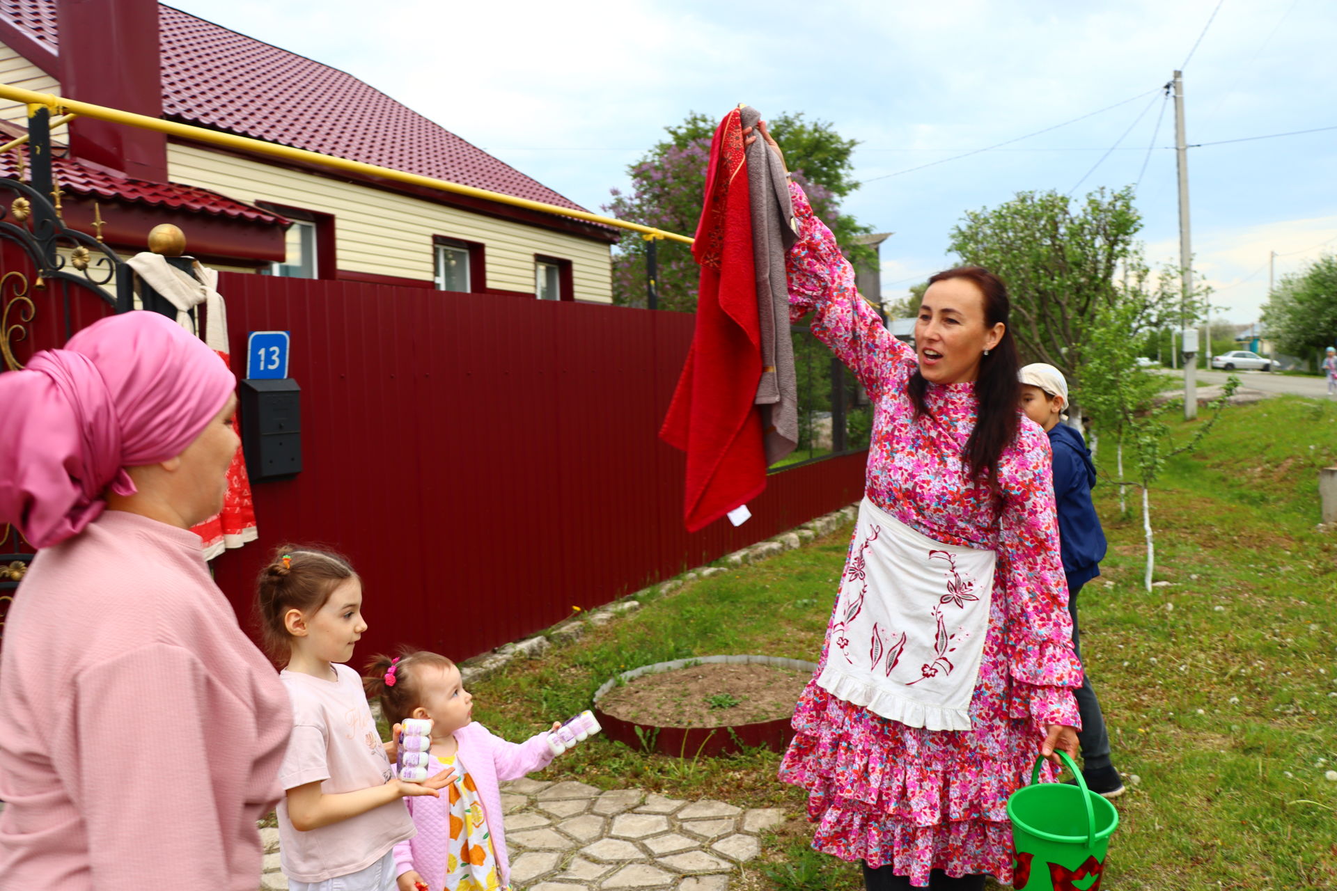 Кемдә яулык, кемдә сөлге - Саба гимназиясе коллективы Cабантуйга бүләк җыйды [фоторепортаж]