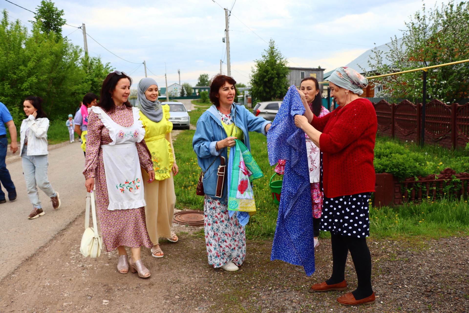 Кемдә яулык, кемдә сөлге - Саба гимназиясе коллективы Cабантуйга бүләк җыйды [фоторепортаж]