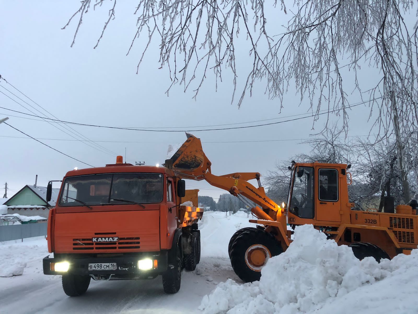 Шәмәрдәндә урамнарны, тротуарларны һәм машина кую урыннарын кардан арындырдылар