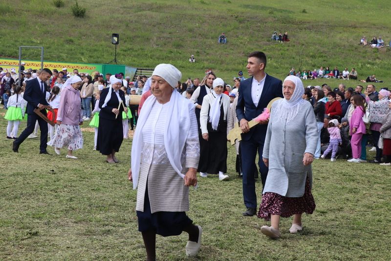 “Игенче” Сабантуе: бүләкләр   су  урынына  акты. Баш батыр –Радик Сәлахов