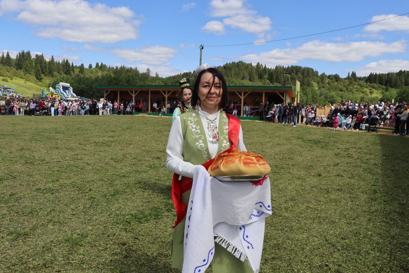 “Игенче” Сабантуе: бүләкләр   су  урынына  акты. Баш батыр –Радик Сәлахов