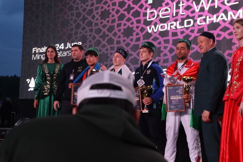 Миңгәрдә билбау  көрәше буенча дөнья чемпионатында  автомобиль Радик  Сәлаховка  бирелде