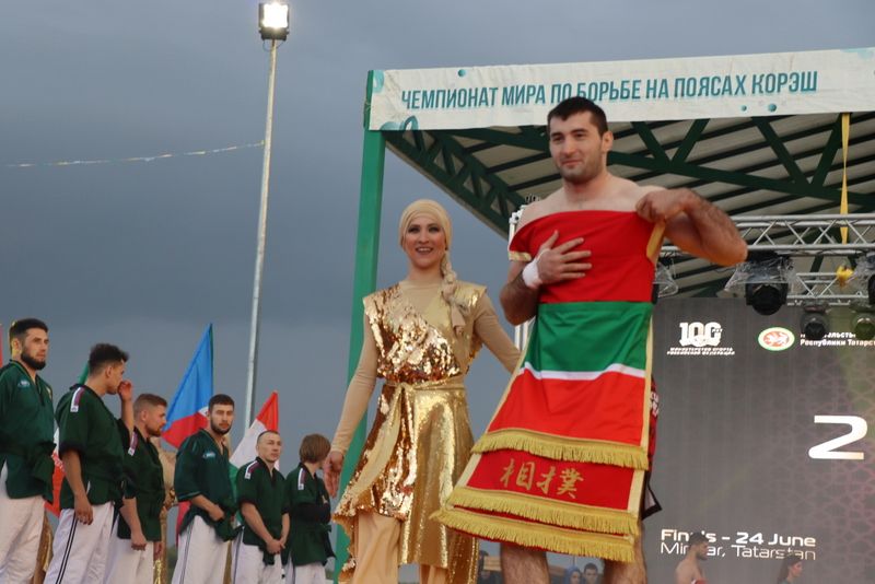 Миңгәрдә билбау  көрәше буенча дөнья чемпионатында  автомобиль Радик  Сәлаховка  бирелде
