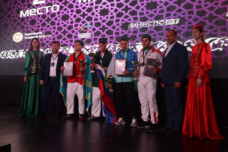 Миңгәрдә билбау  көрәше буенча дөнья чемпионатында  автомобиль Радик  Сәлаховка  бирелде