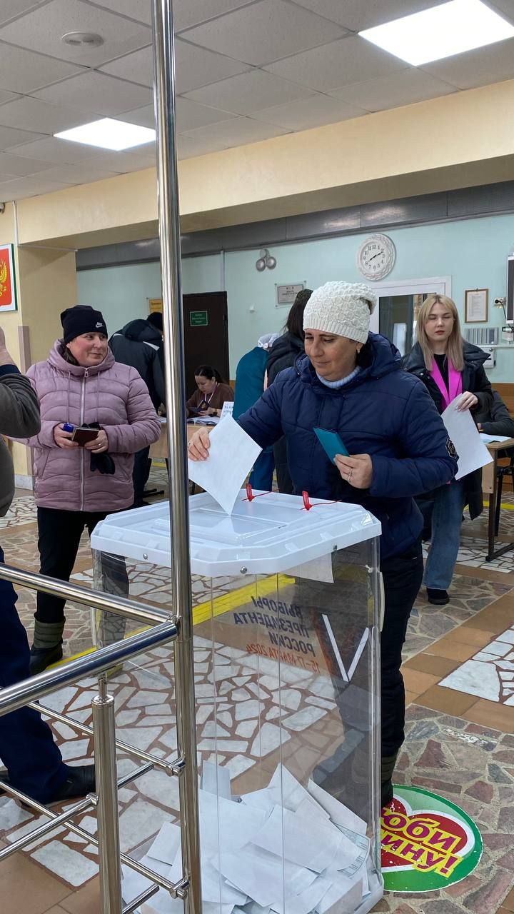 Сабада беренче сайлаучыларга бүләк тапшырдылар (фоторепортаж)