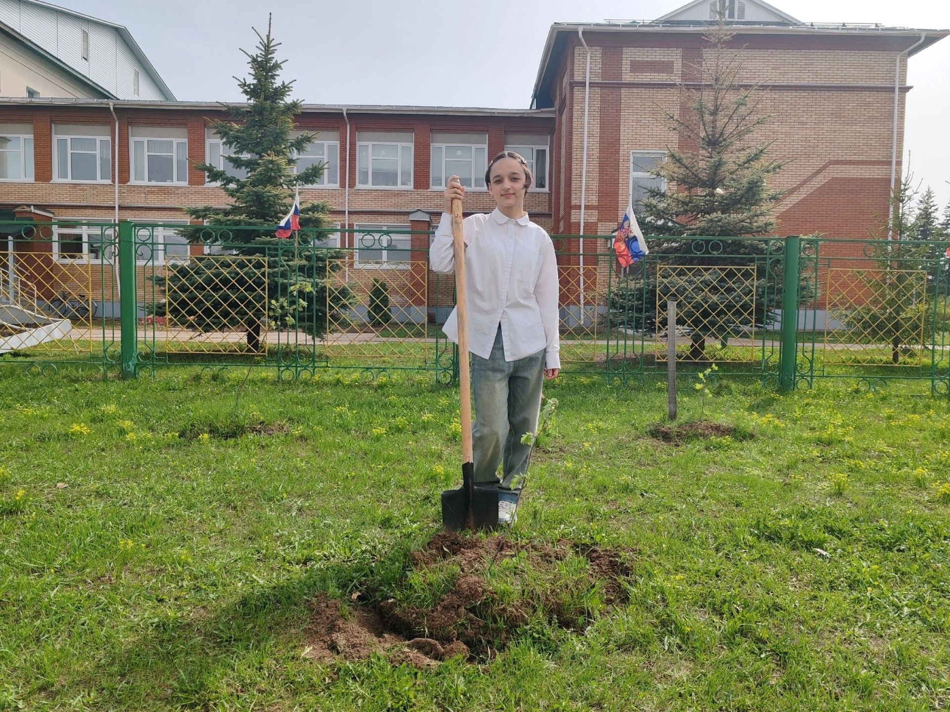 Шәмәрдән укучылары «Хәтер бакчасы» акциясенә кушылды
