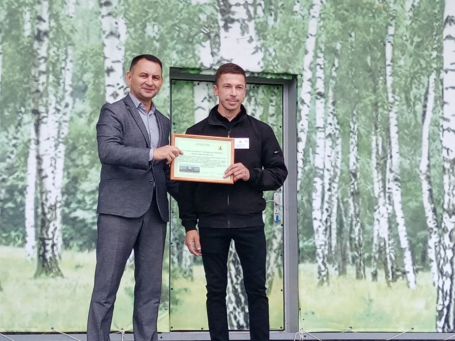 Хезмәттә алар гел  алдынгы,  бәйгеләрдә алкышлы
