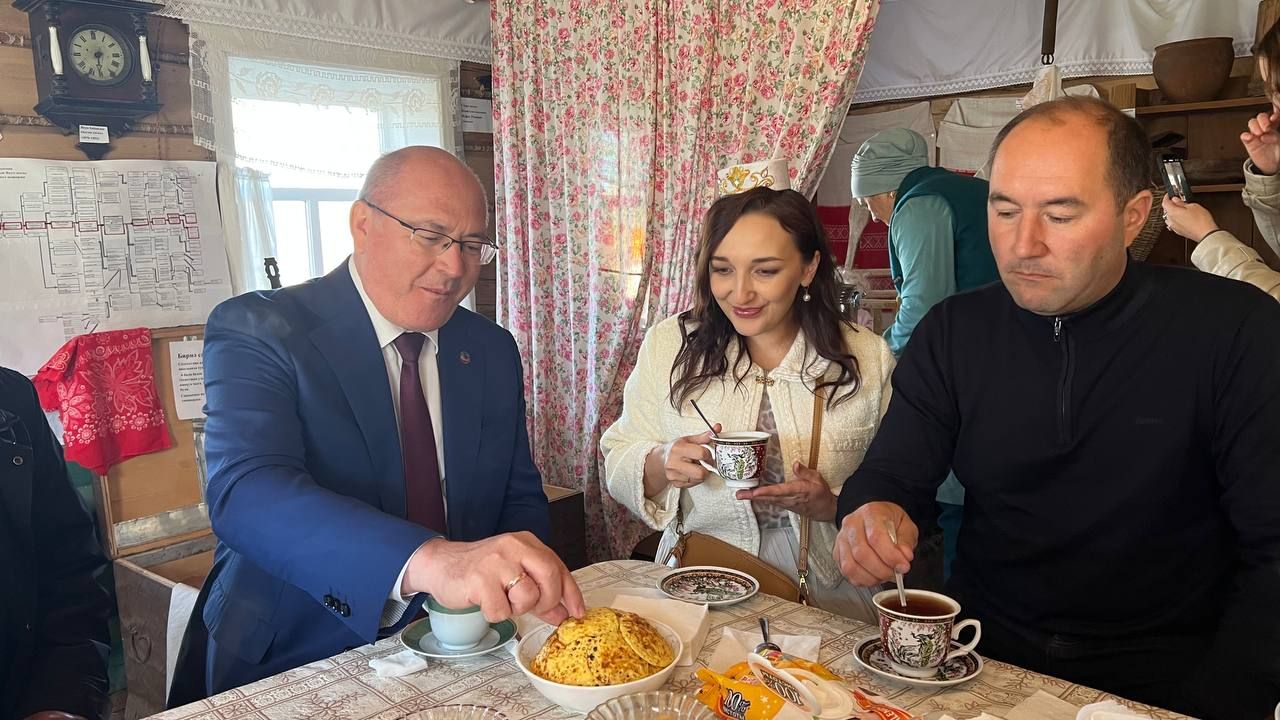 Сабага  «Бөтендөнья татар конгрессы»ның Башкарма комитет рәисе урынбасары Ирек Шәрипов килде