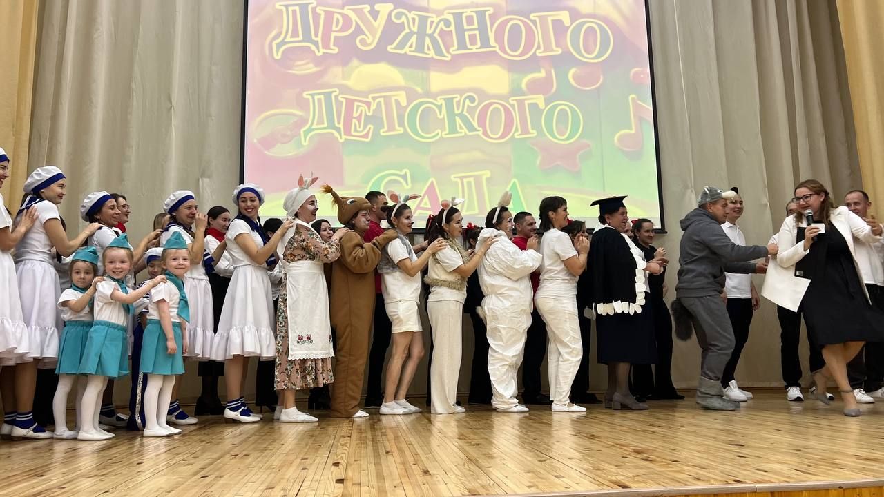 Әти-әниләр тәрбиячеләр белән берлектә  «Тату балалар бакчасы сере»н ачыкладылар (фоторепортаж)