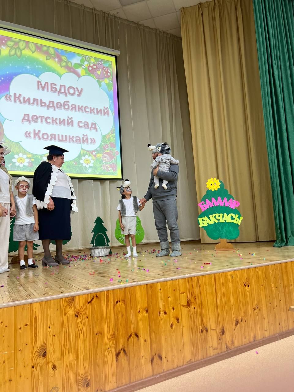 Әти-әниләр тәрбиячеләр белән берлектә  «Тату балалар бакчасы сере»н ачыкладылар (фоторепортаж)