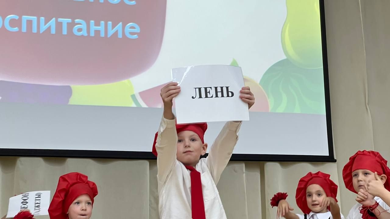 Әти-әниләр тәрбиячеләр белән берлектә  «Тату балалар бакчасы сере»н ачыкладылар (фоторепортаж)