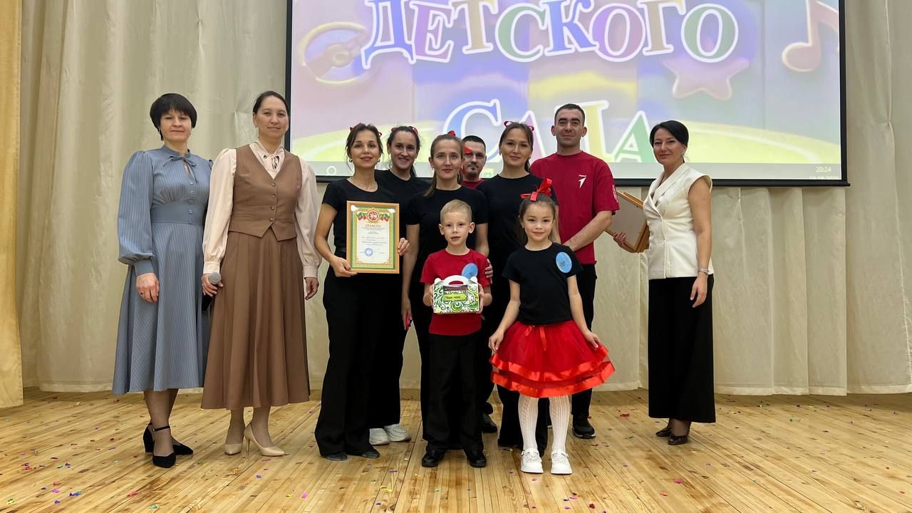 Әти-әниләр тәрбиячеләр белән берлектә  «Тату балалар бакчасы сере»н ачыкладылар (фоторепортаж)