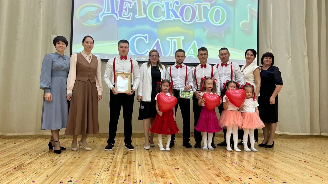 Әти-әниләр тәрбиячеләр белән берлектә  «Тату балалар бакчасы сере»н ачыкладылар (фоторепортаж)
