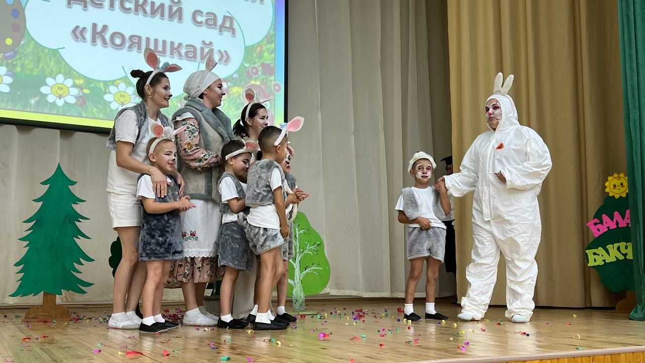 Әти-әниләр тәрбиячеләр белән берлектә  «Тату балалар бакчасы сере»н ачыкладылар (фоторепортаж)