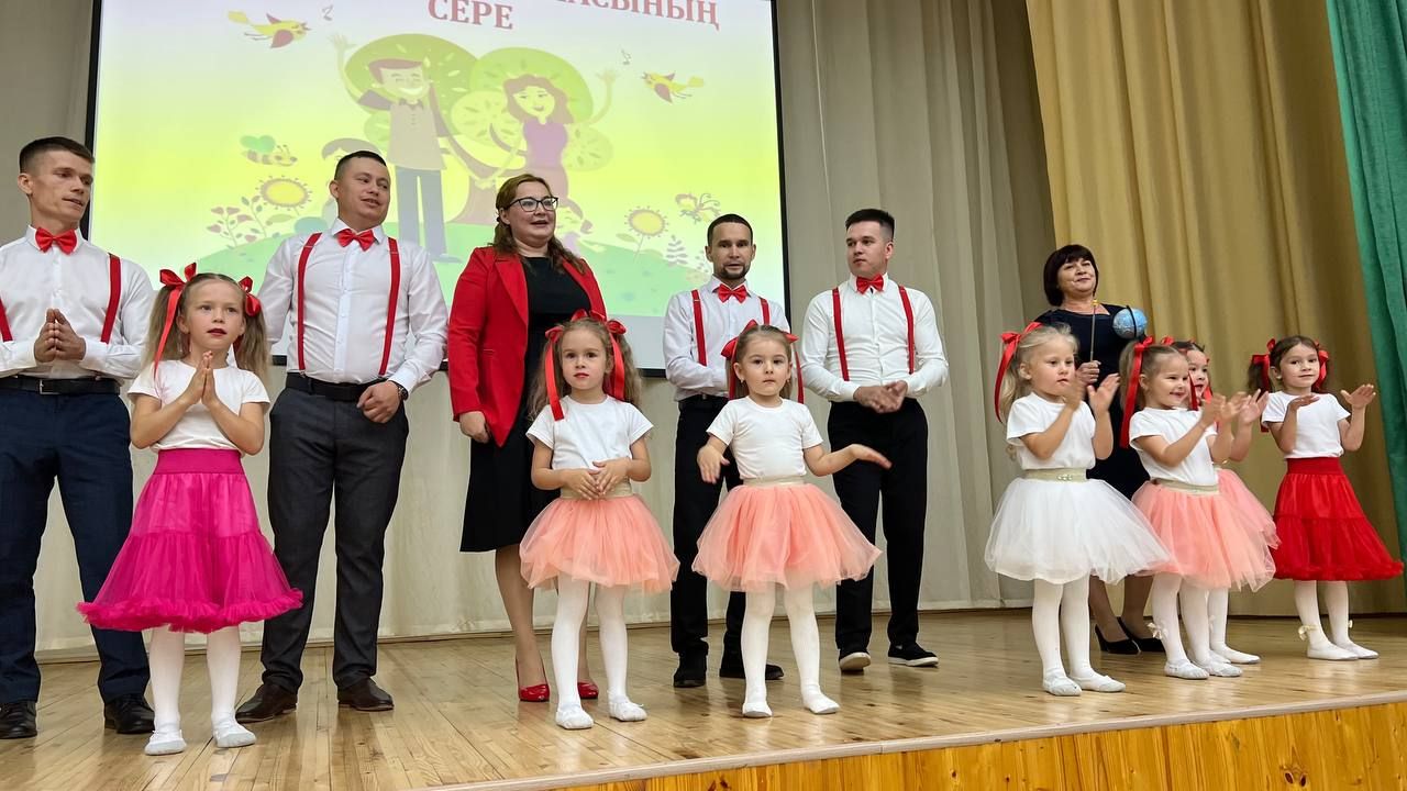 Әти-әниләр тәрбиячеләр белән берлектә  «Тату балалар бакчасы сере»н ачыкладылар (фоторепортаж)