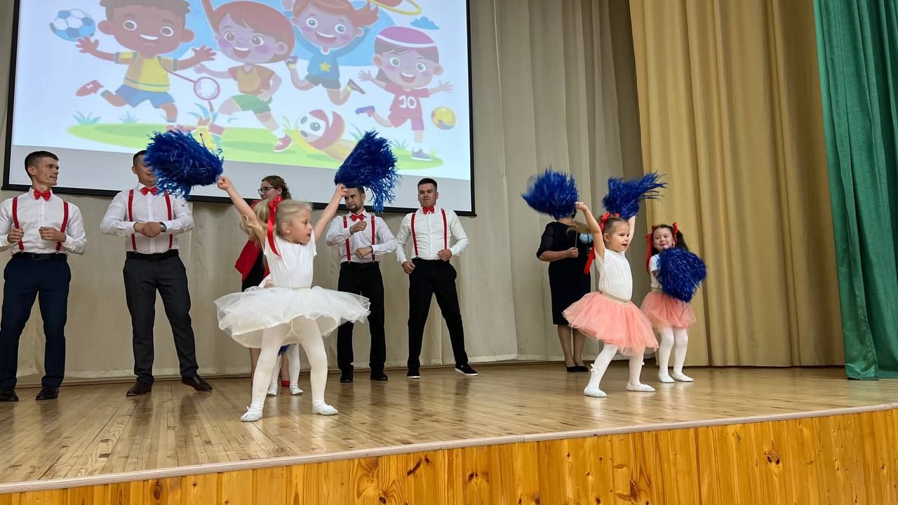 Әти-әниләр тәрбиячеләр белән берлектә  «Тату балалар бакчасы сере»н ачыкладылар (фоторепортаж)