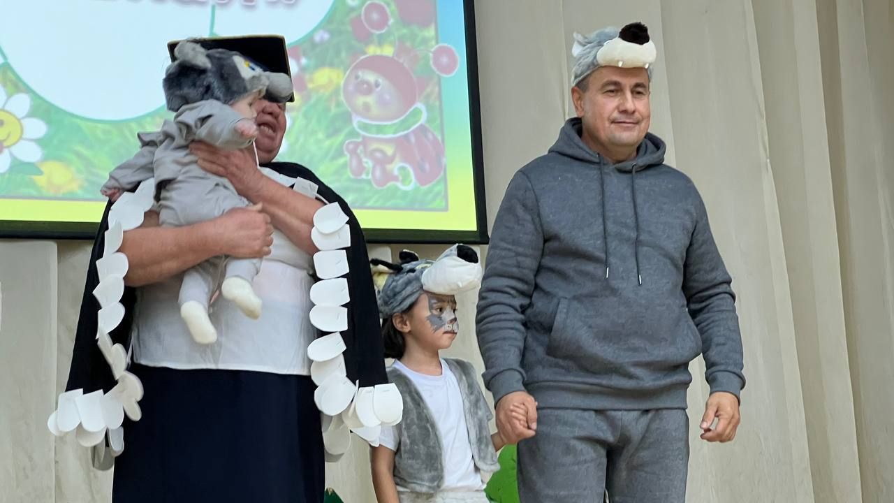 Әти-әниләр тәрбиячеләр белән берлектә  «Тату балалар бакчасы сере»н ачыкладылар (фоторепортаж)