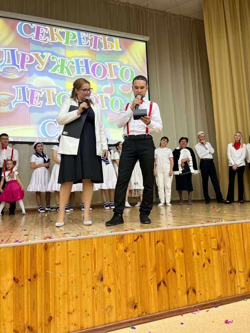 Әти-әниләр тәрбиячеләр белән берлектә  «Тату балалар бакчасы сере»н ачыкладылар (фоторепортаж)
