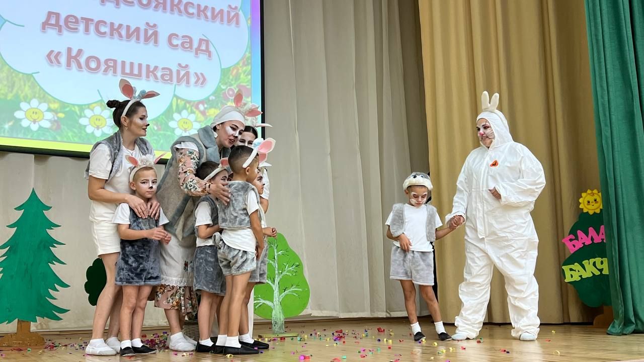 Әти-әниләр тәрбиячеләр белән берлектә  «Тату балалар бакчасы сере»н ачыкладылар (фоторепортаж)