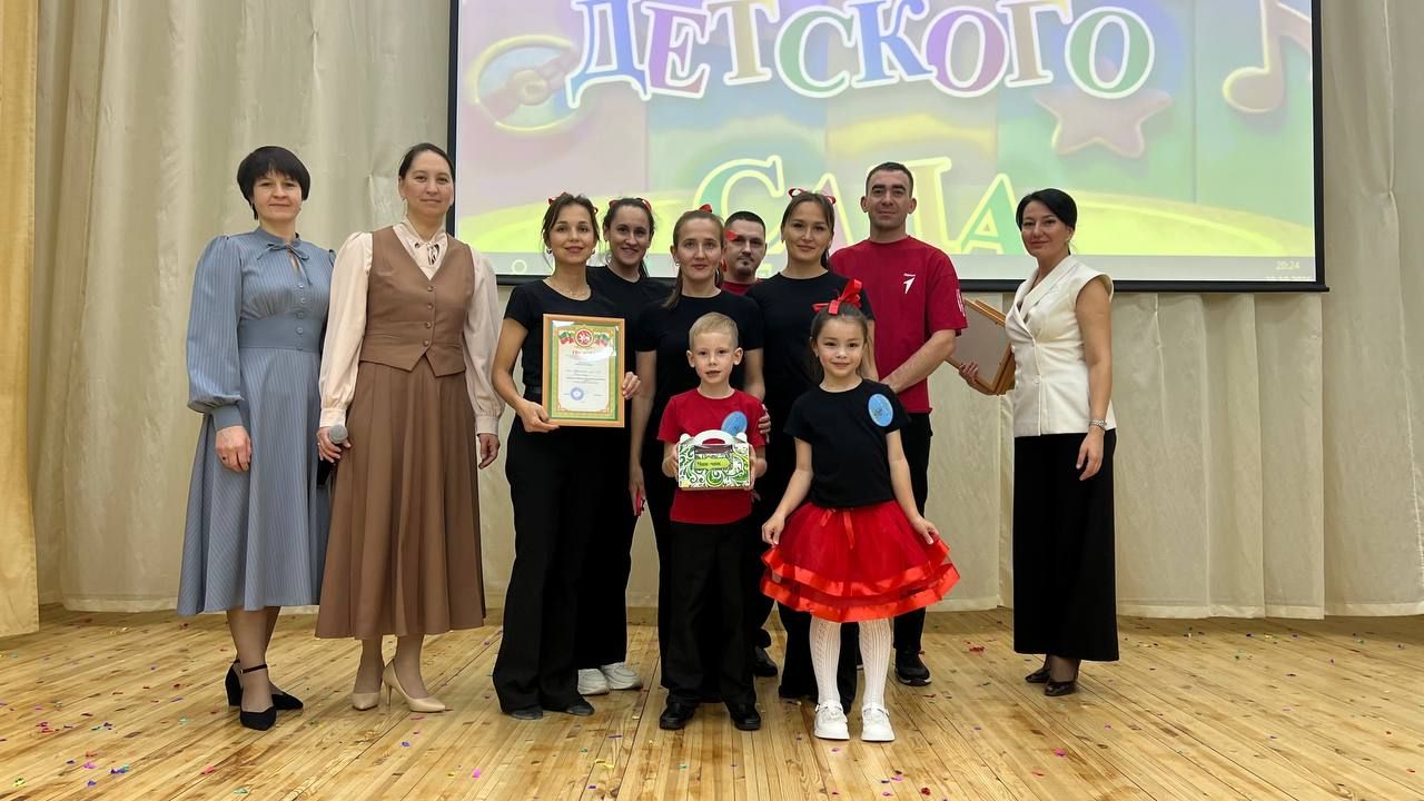 Әти-әниләр тәрбиячеләр белән берлектә  «Тату балалар бакчасы сере»н ачыкладылар (фоторепортаж)