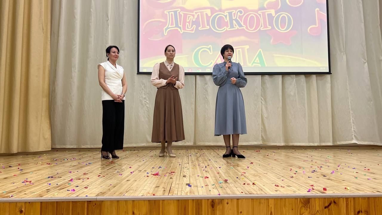 Әти-әниләр тәрбиячеләр белән берлектә  «Тату балалар бакчасы сере»н ачыкладылар (фоторепортаж)