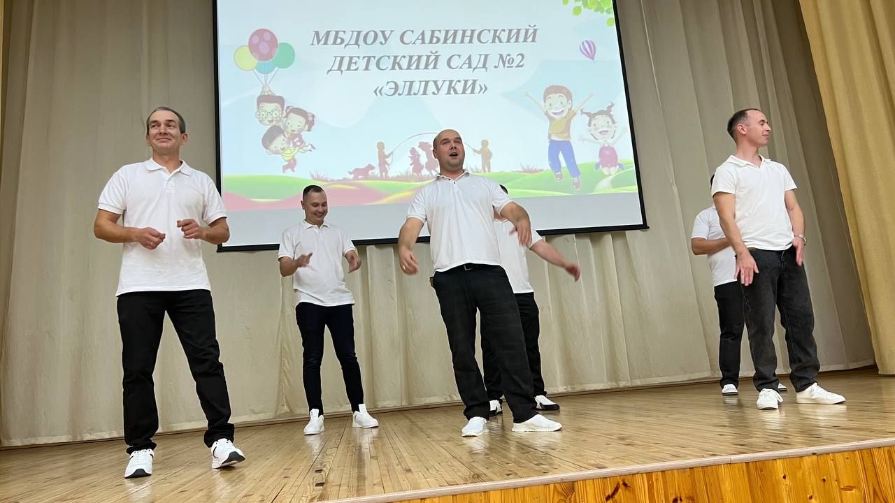 Әти-әниләр тәрбиячеләр белән берлектә  «Тату балалар бакчасы сере»н ачыкладылар (фоторепортаж)