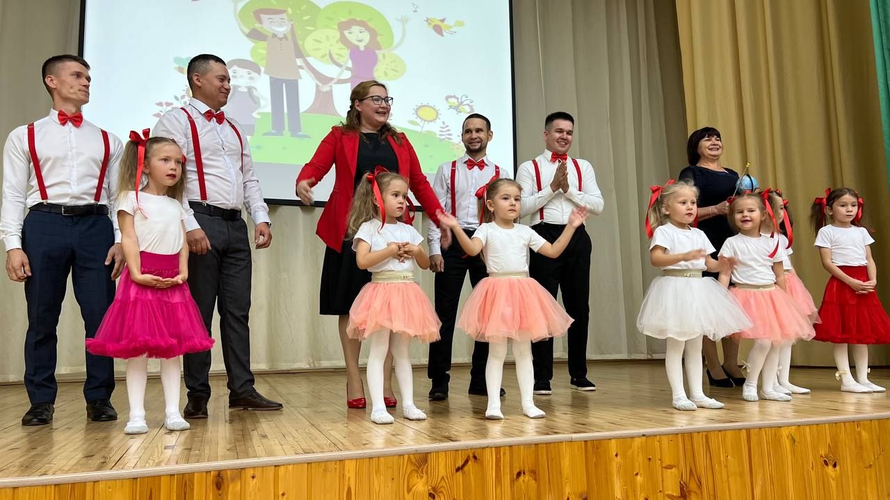 Әти-әниләр тәрбиячеләр белән берлектә  «Тату балалар бакчасы сере»н ачыкладылар (фоторепортаж)