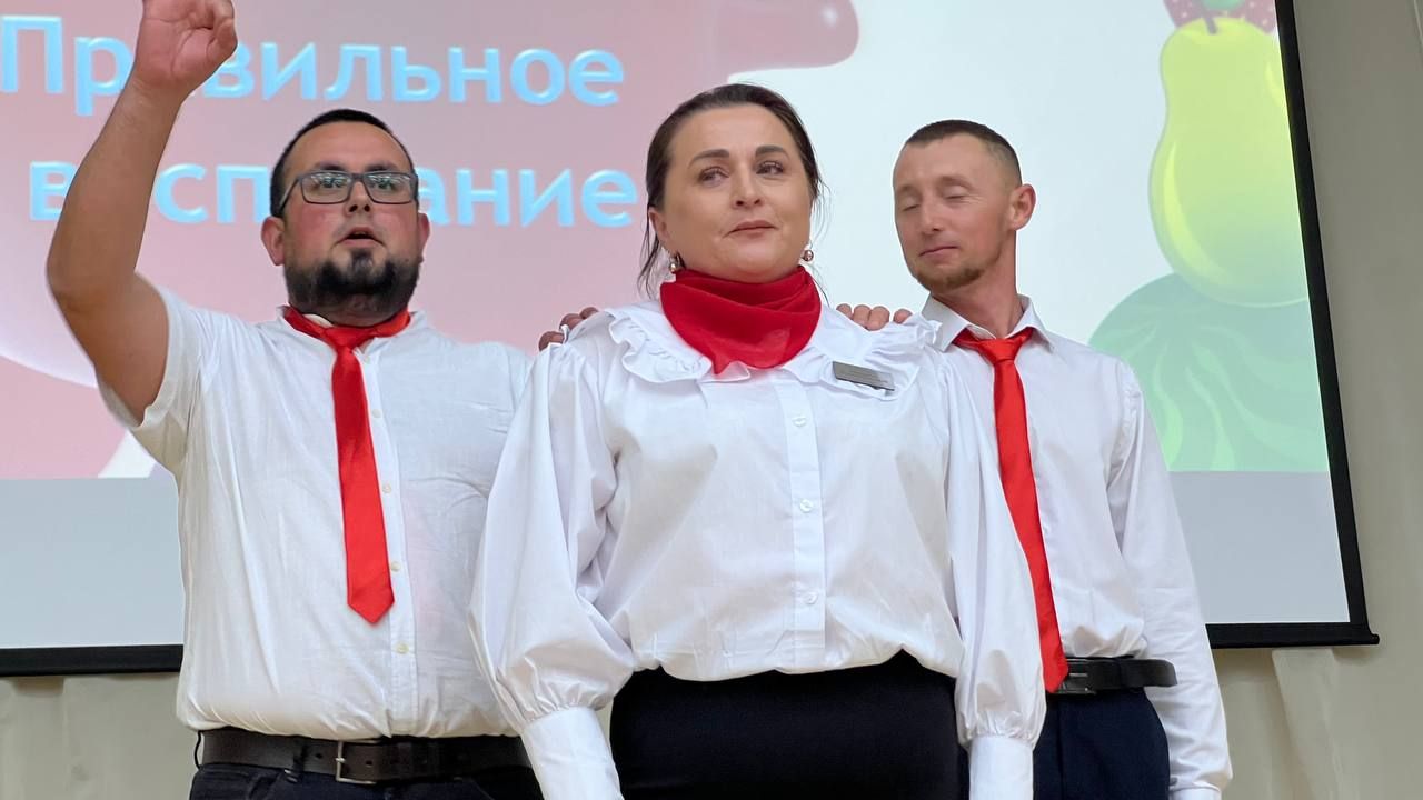Әти-әниләр тәрбиячеләр белән берлектә  «Тату балалар бакчасы сере»н ачыкладылар (фоторепортаж)