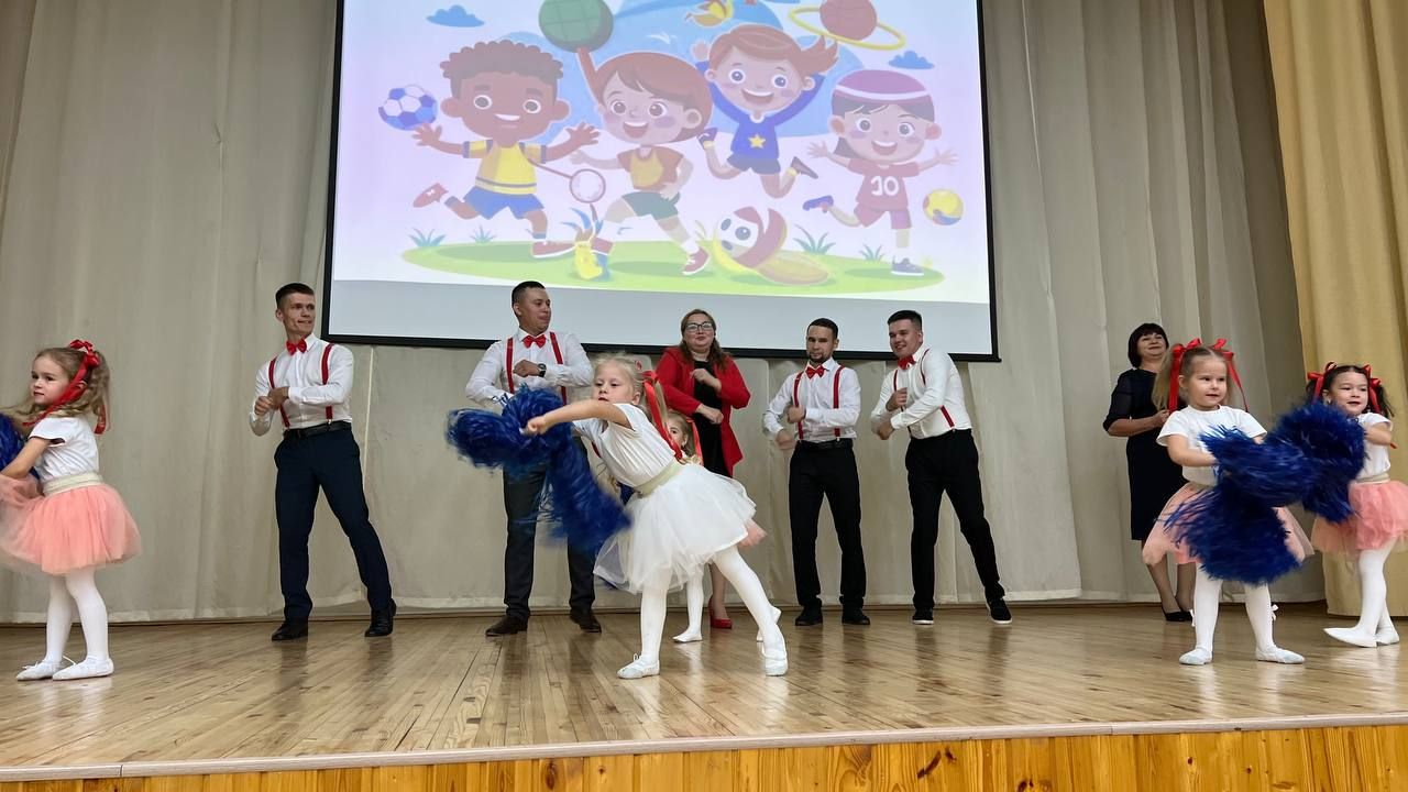 Әти-әниләр тәрбиячеләр белән берлектә  «Тату балалар бакчасы сере»н ачыкладылар (фоторепортаж)